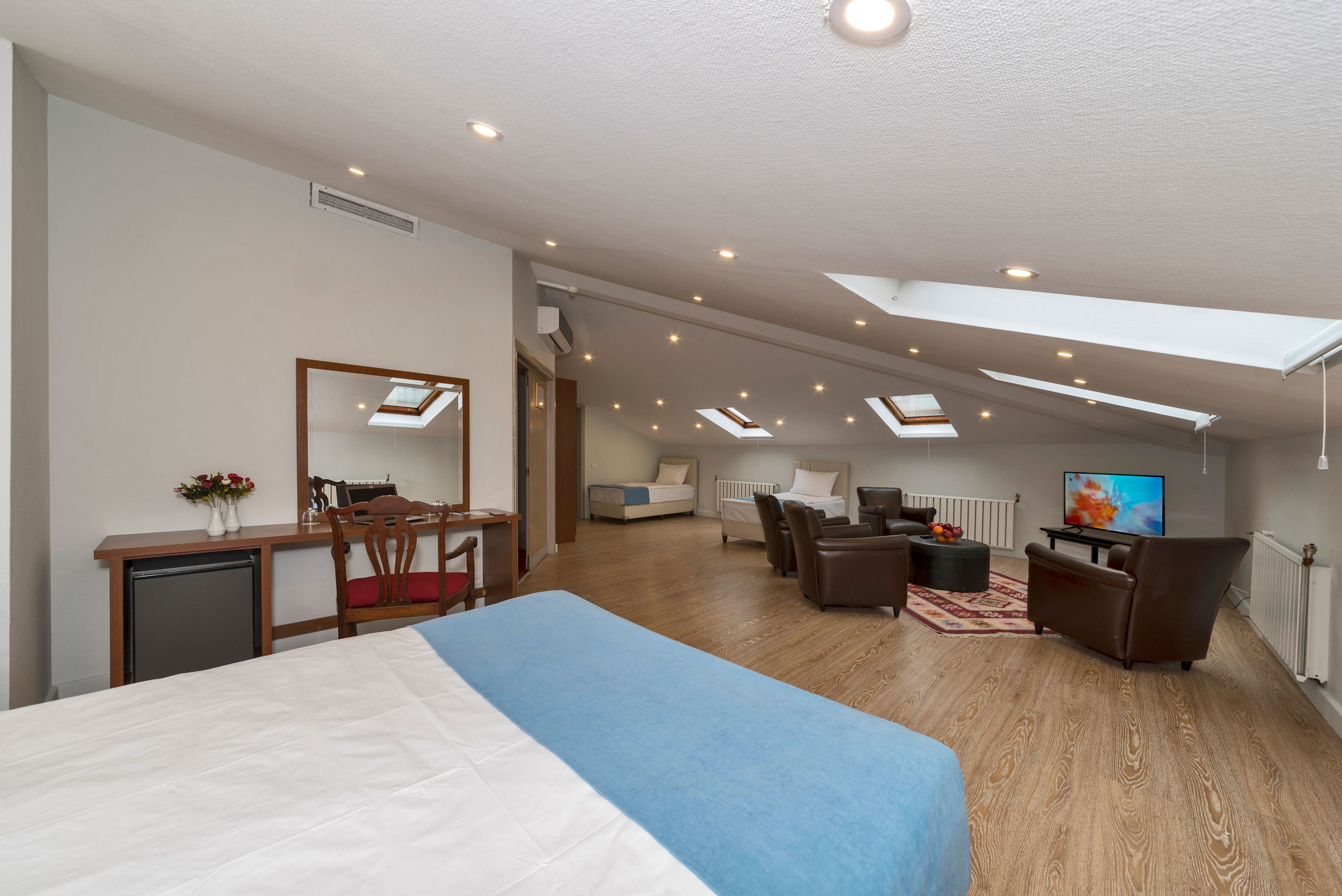 Family Room | Minibar, in-room safe, desk, soundproofing