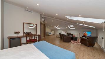 Family Room | Minibar, in-room safe, desk, soundproofing