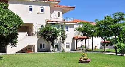 Konstantinos Condo. Toinen kerros, jossa kaksi suurta parveketta (merinäköala)