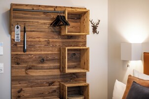 Quarto casal, banheiro privativo | Cortinas blackout, Wi-Fi de cortesia, roupa de cama