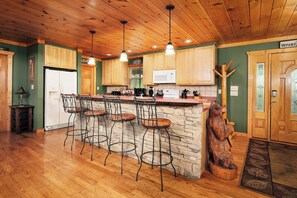 Fridge, microwave, oven, stovetop - Pool table, pet friendly, hot tub, & mountain view (Sevierville)