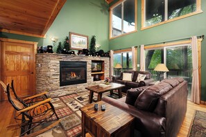 TV, fireplace, video games - Pool table, pet friendly, hot tub, & mountain view (Sevierville)