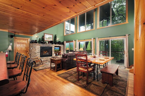 Interior - Pool table, pet friendly, hot tub, & mountain view (Sevierville)