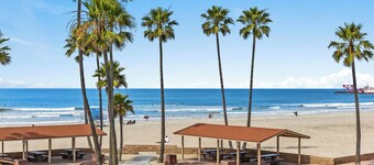 Beachfront Condo with Pool & Hot Tub