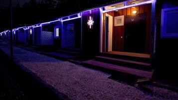 Fassade der Unterkunft – Abend/Nacht