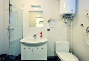 Cottage | Kamar mandi | Shower, pengering rambut, dan handuk