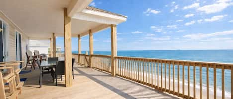 屋外ダイニングエリア