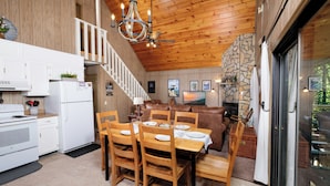 Un interior de madera con comedor, cocina y sala de estar.