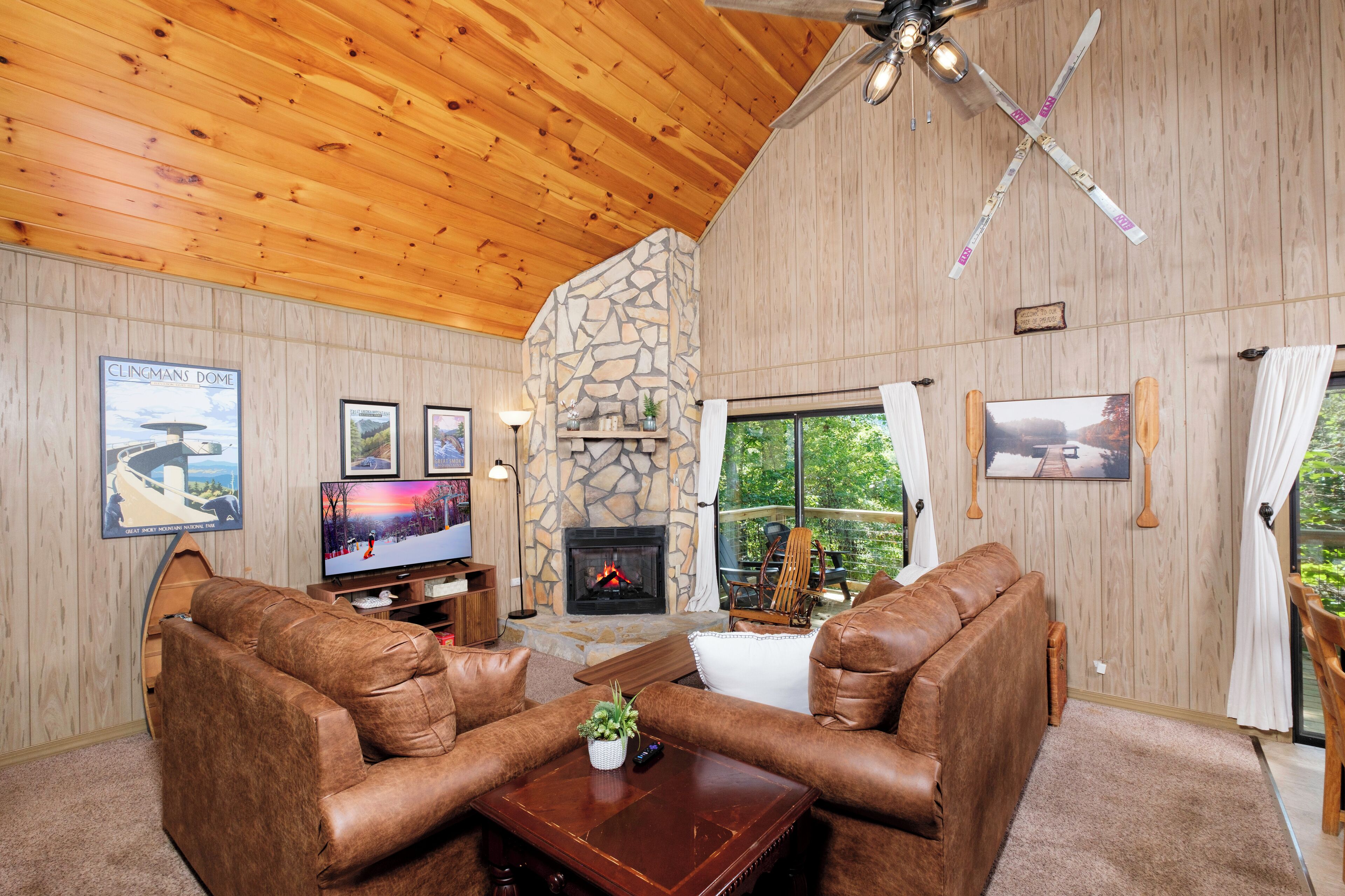 Una Smart TV, una chimenea, videojuegos, un futbolín