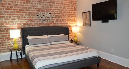 Vintage Advertisements Themed luxury condo, 2 blocks from French Quarter