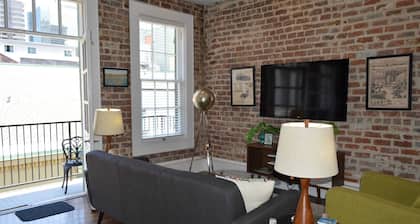 Vintage Advertisements Themed luxury condo, 2 blocks from French Quarter