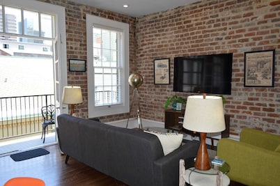 Vintage Advertisements Themed luxury condo, 2 blocks from French Quarter