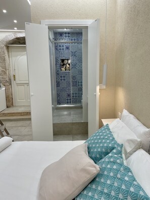 1 bedroom, travel cot, free WiFi, bed sheets