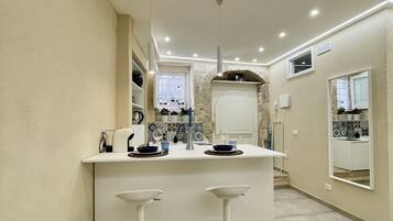 Frigorifero, forno, piano cottura, macchina per tè/caffè