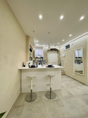 Réfrigérateur, four, plaque de cuisson, cafetière/bouilloire