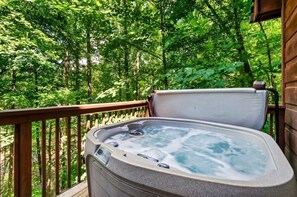 Outdoor spa tub - GORGEOUS UPDATED CABIN WITH AWESOME GAME ROOM, HOT TUB, AND SPA- LIKE SHOWER! (Sevierville)