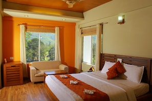 Egyptian cotton sheets, premium bedding, minibar, desk - Grand Plaza Munnar (Devikolam)