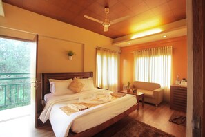 Egyptian cotton sheets, premium bedding, minibar, desk - Grand Plaza Munnar (Devikolam)
