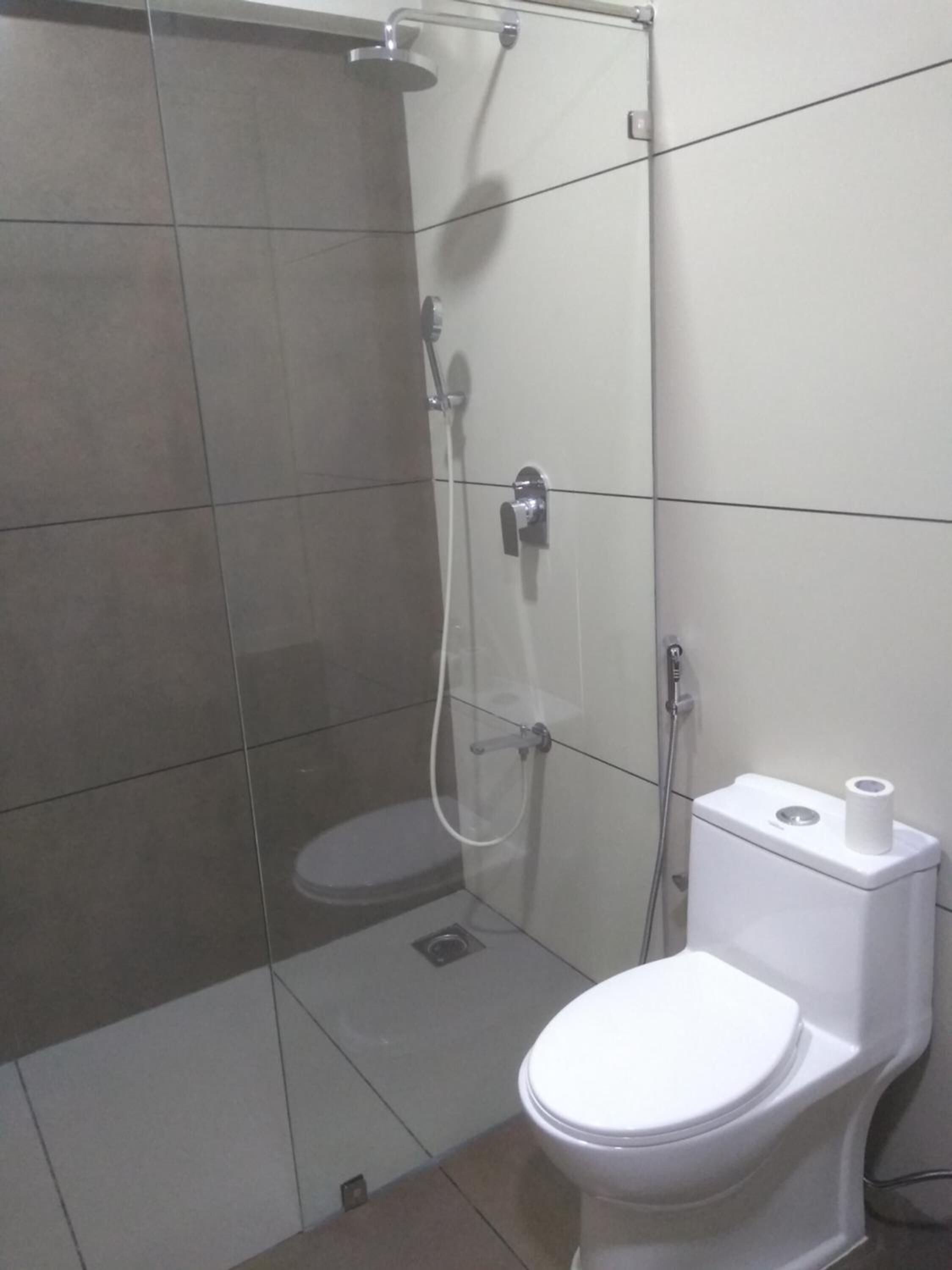 shower, free toiletries, towels, soap