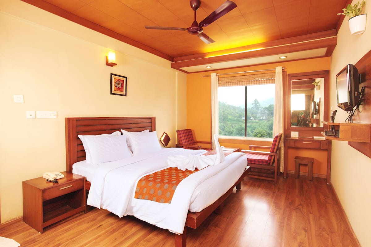 Egyptian cotton sheets, premium bedding, minibar, desk