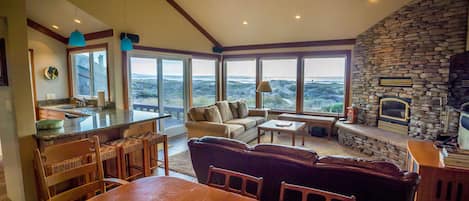 Télévision, cheminée, lecteur de DVD, chaîne hi-fi