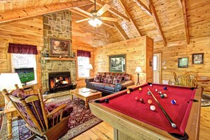Smart TV, fireplace - Spacious one bedroom in the mountains with POOL TABLE and a HOTTUB! (Sevierville)