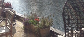 Riverside Bungalow cerca de Legoland, Windsor, jacuzzi y sauna. Mascota amigable.