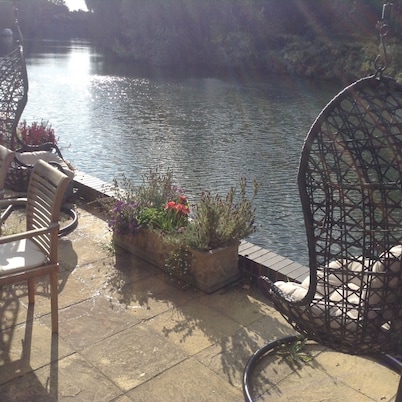 Riverside Bungalow cerca de Legoland, Windsor, jacuzzi y sauna. Mascota amigable.