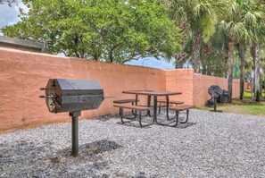 Outdoor dining - Sunrise, Sunburn, Sunset, Repeat in this Beachfront Condo! (Orange Beach)