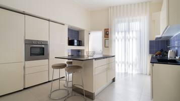 Coffee/tea maker, fridge, microwave, oven