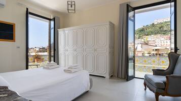 4 bedrooms, desk, soundproofing, iron/ironing board