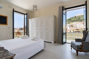 4 camere, una scrivania, insonorizzazione, ferro/asse da stiro