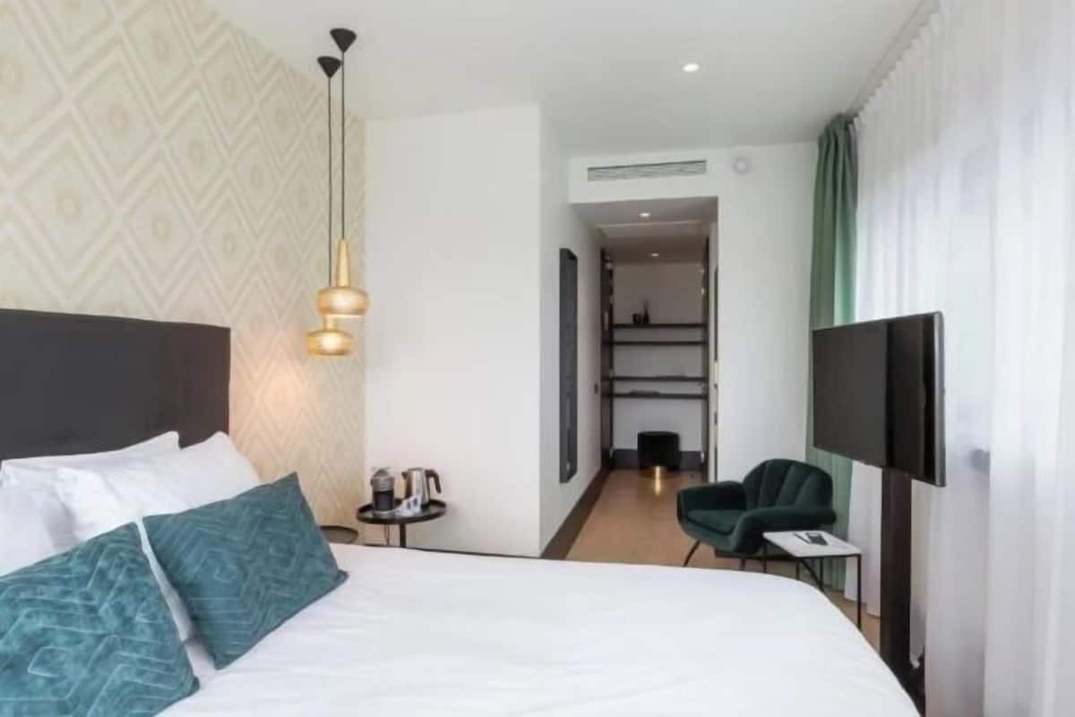 1 bedroom, hypo-allergenic bedding, minibar, in-room safe