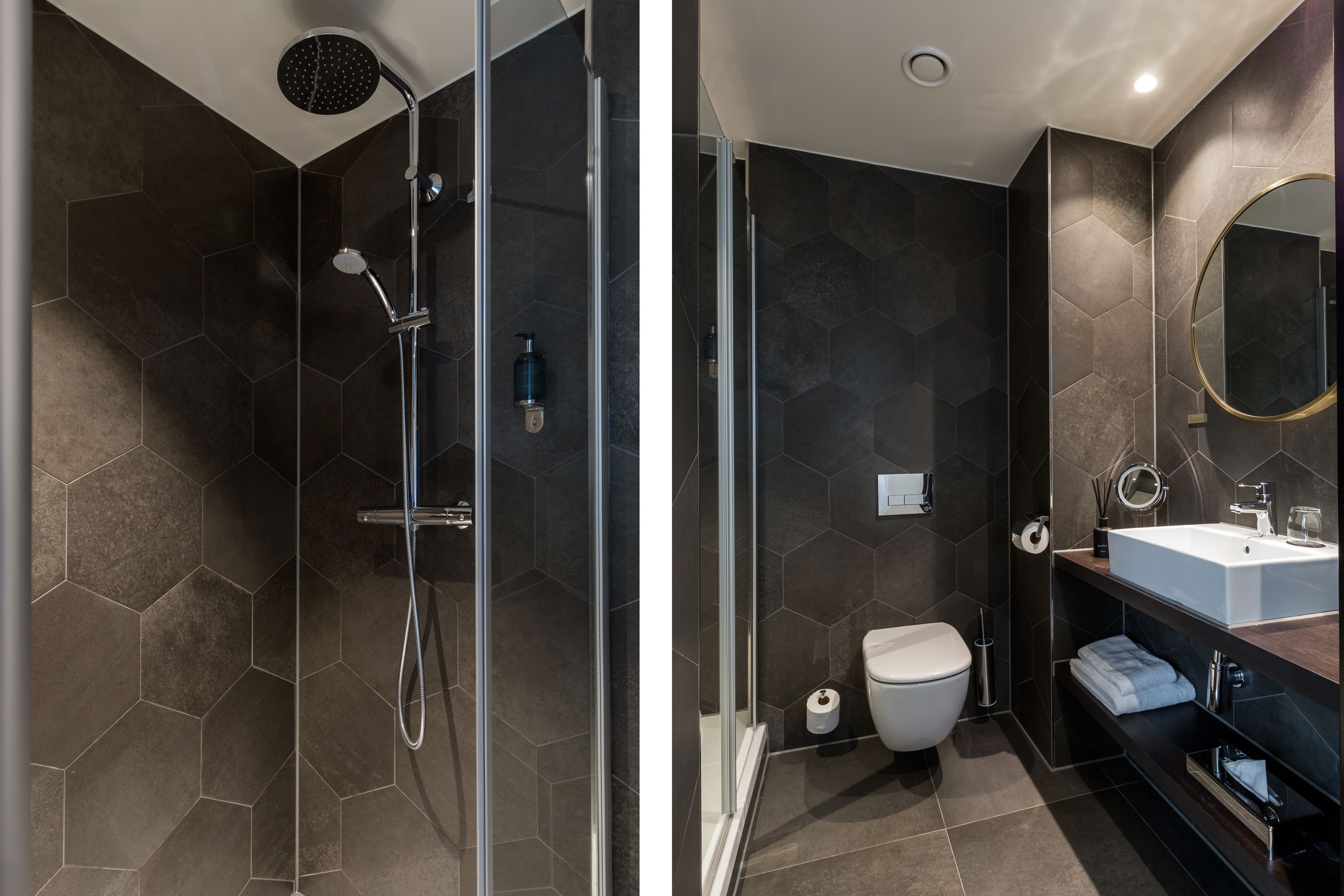 Een moderne badkamer met een douchecabine van glas, een toilet en een wastafelmeubel met een wastafel en spiegel.