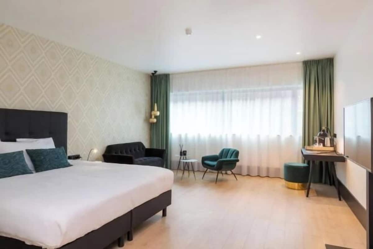 1 bedroom, hypo-allergenic bedding, minibar, in-room safe