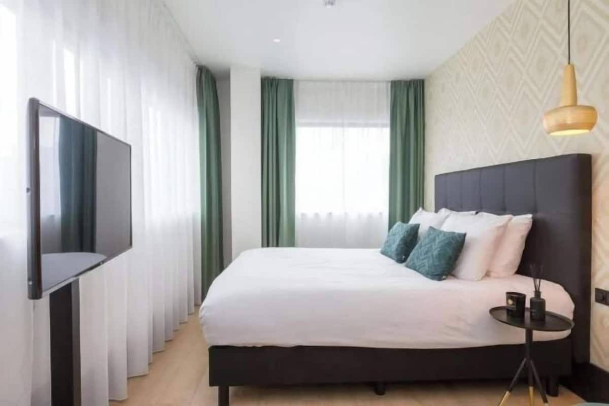 1 bedroom, hypo-allergenic bedding, minibar, in-room safe