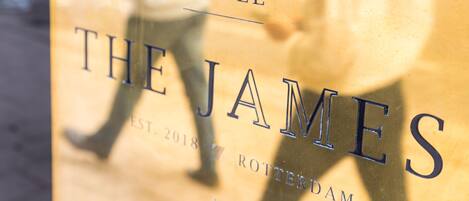 A sign for 'The James Hotel' with the establishment year 2018 and location Rotterdam.