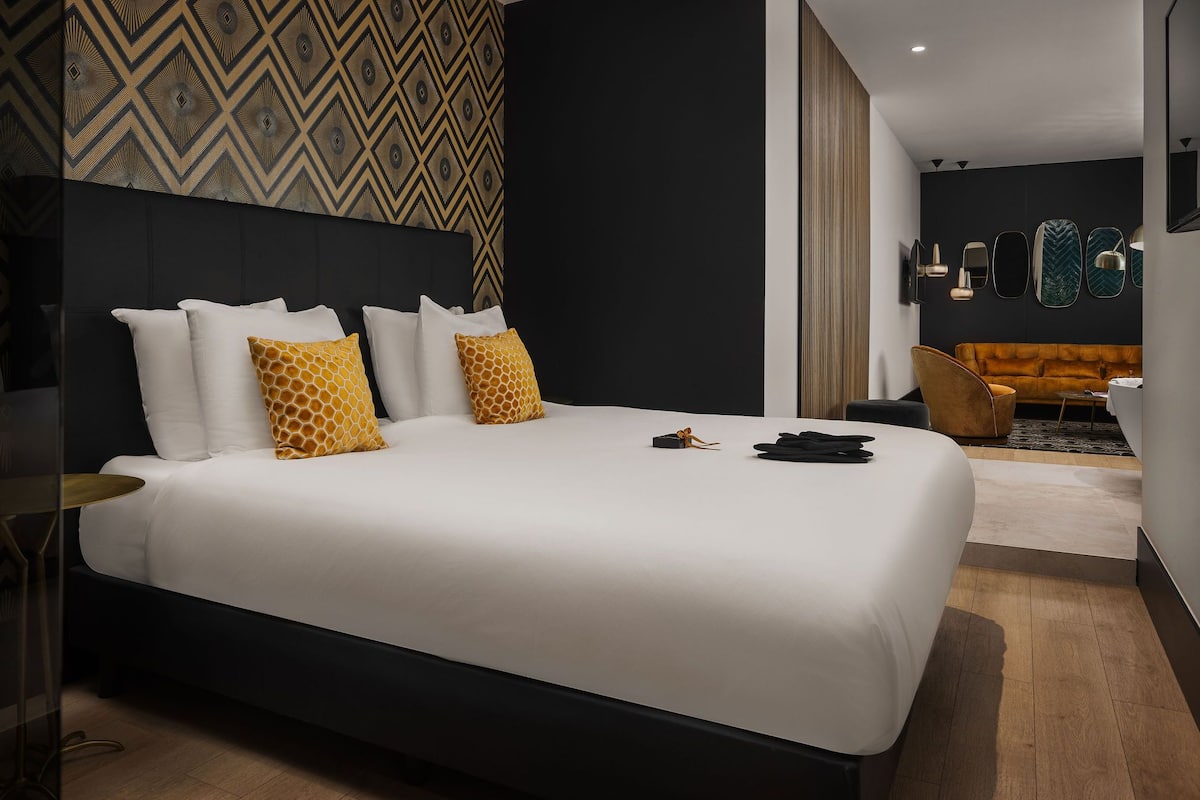 junior suite, city view | 1 bedroom, hypo-allergenic bedding, minibar, in-room safe