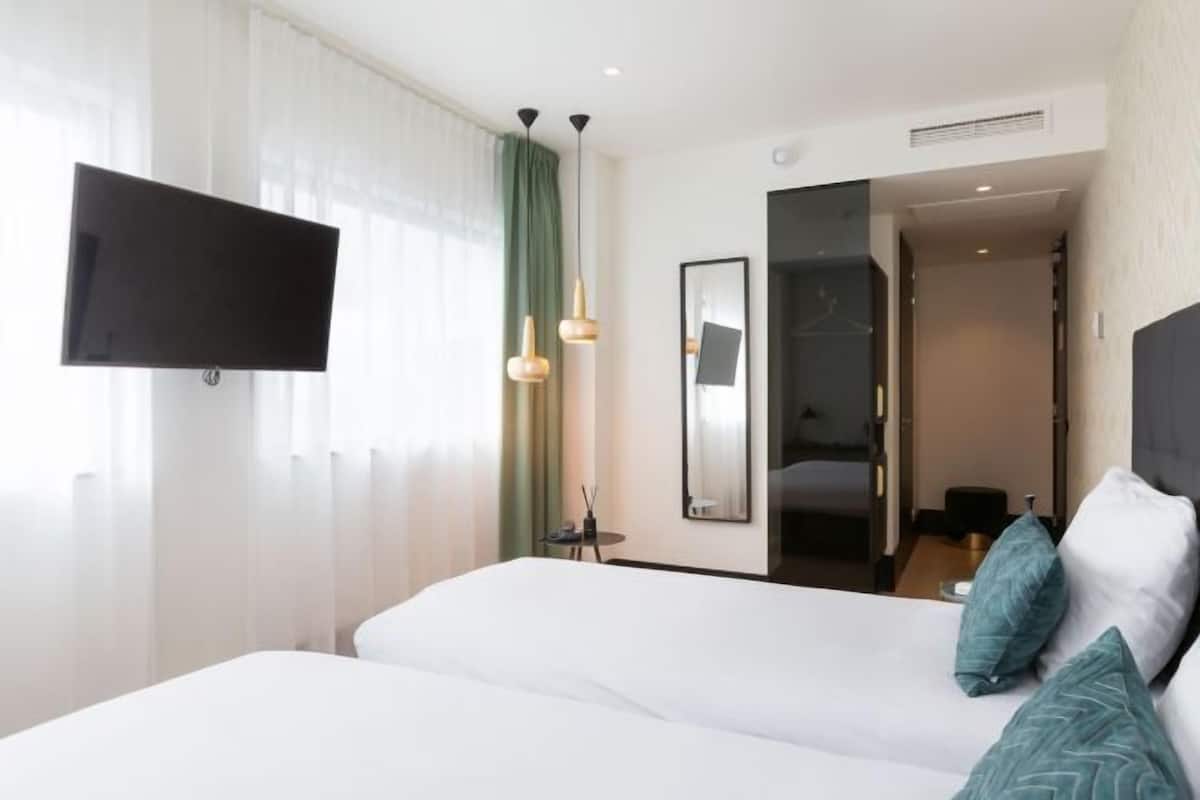1 bedroom, hypo-allergenic bedding, minibar, in-room safe