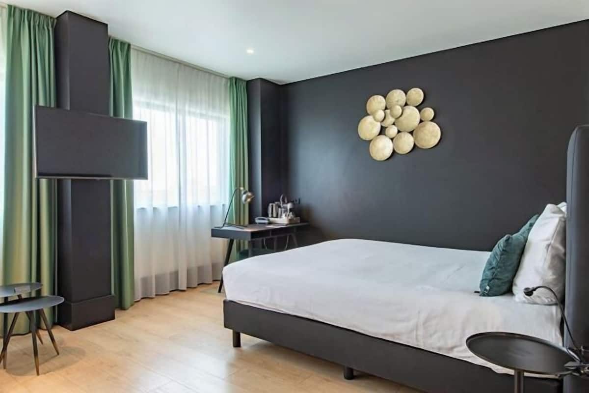 1 bedroom, hypo-allergenic bedding, minibar, in-room safe