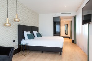 Hypo-allergenic bedding, minibar, in-room safe, blackout drapes - The James Hotel Rotterdam (Rotterdam)
