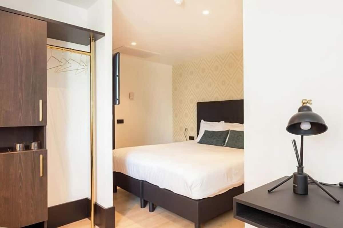 1 bedroom, hypo-allergenic bedding, minibar, in-room safe