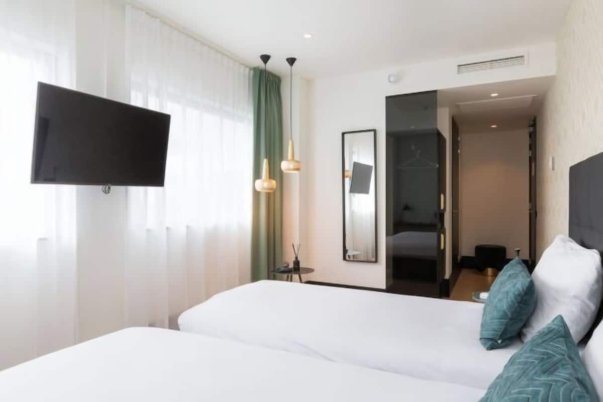 1 bedroom, hypo-allergenic bedding, minibar, in-room safe