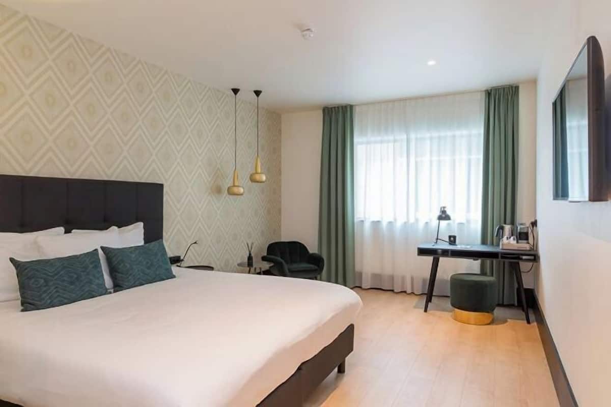 1 bedroom, hypo-allergenic bedding, minibar, in-room safe