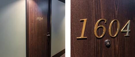 Una puerta de madera con el número 1604.