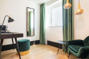 Hypo-allergenic bedding, minibar, in-room safe, blackout curtains - The James Hotel Rotterdam (Rotterdam)