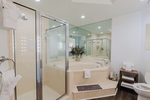 Chuveiro, banheira de hidromassagem, secador de cabelo, toalhas de banho