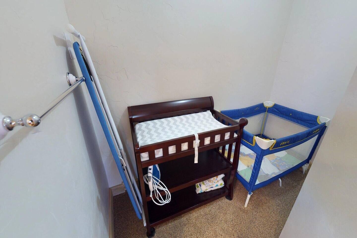 3 makuuhuonetta, silitysrauta/-lauta, vauvan matkasänky, Wi-Fi