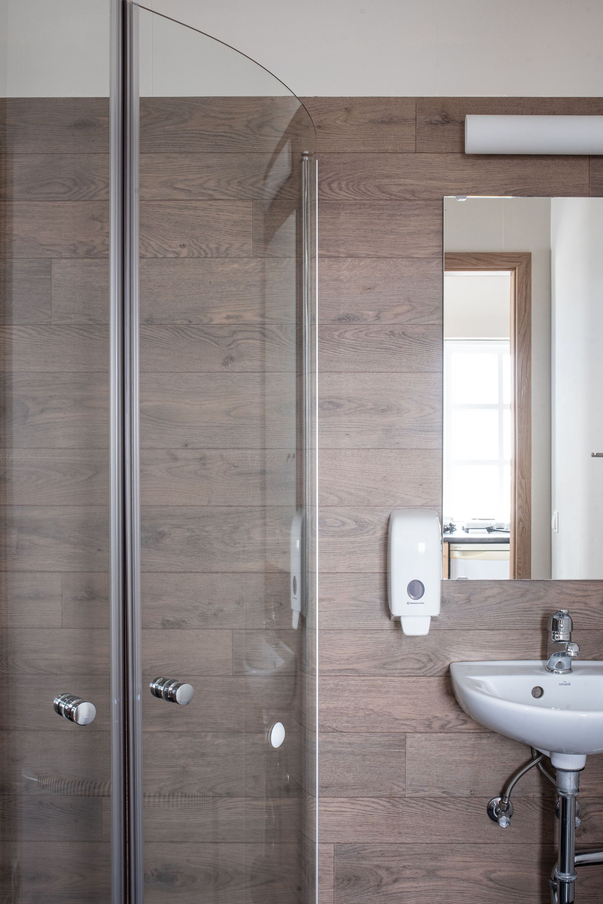 Secadora de cabello, toallas, jabón, shampoo 