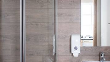 SĂšche-cheveux, serviettes fournies, savon, shampoing